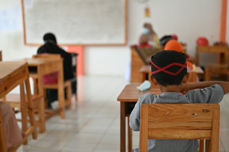 Koding dan Kecerdasan Artifisial siswa Indonesia berdiskusi menggunakan teknologi di kelas modern