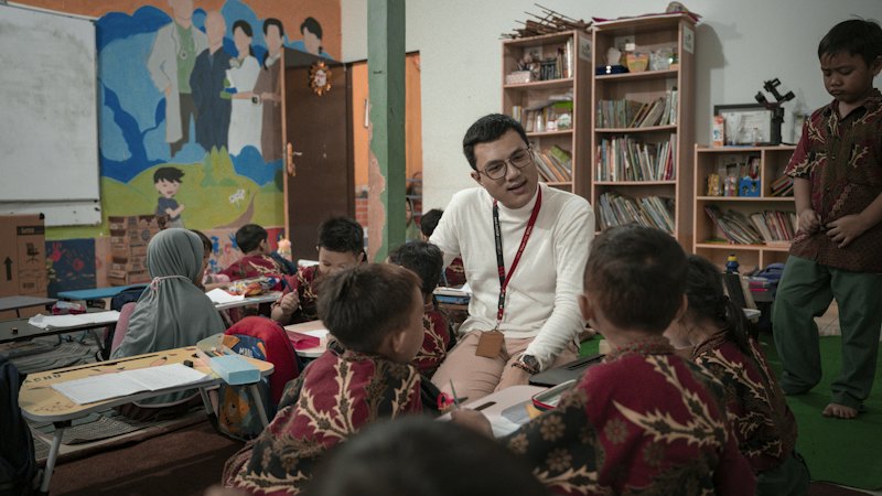 Pembelajaran Mendalam di Kelas guru dan siswa Indonesia berdiskusi di kelas modern