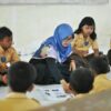 Pembelajaran Mendalam di Kelas siswa Indonesia belajar kolaboratif di ruang kelas modern