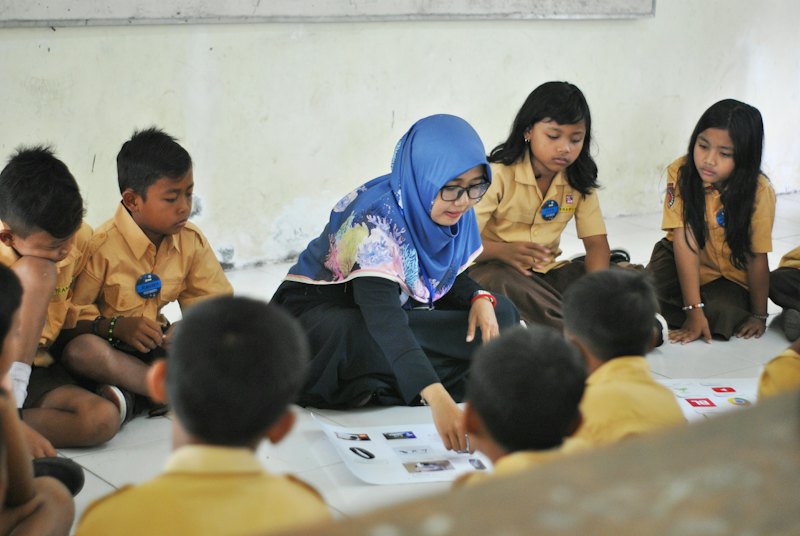 Pembelajaran Mendalam di Kelas siswa Indonesia belajar kolaboratif di ruang kelas modern