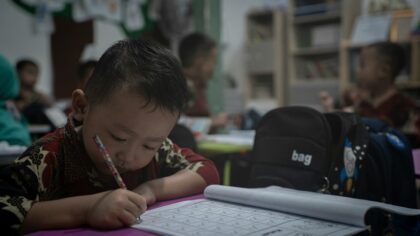 Rubrik asesmen pembelajaran STEM dan aktivitas siswa Indonesia di ruang belajar modern