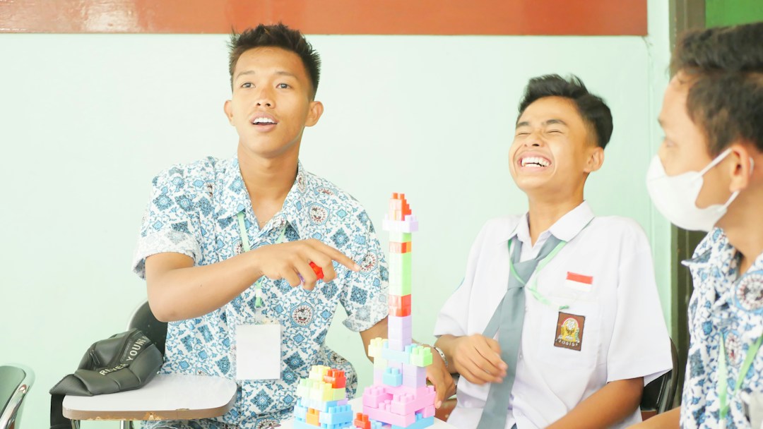 STEM dan pembelajaran mendalam siswa Indonesia bekerja sama dalam projek di kelas modern