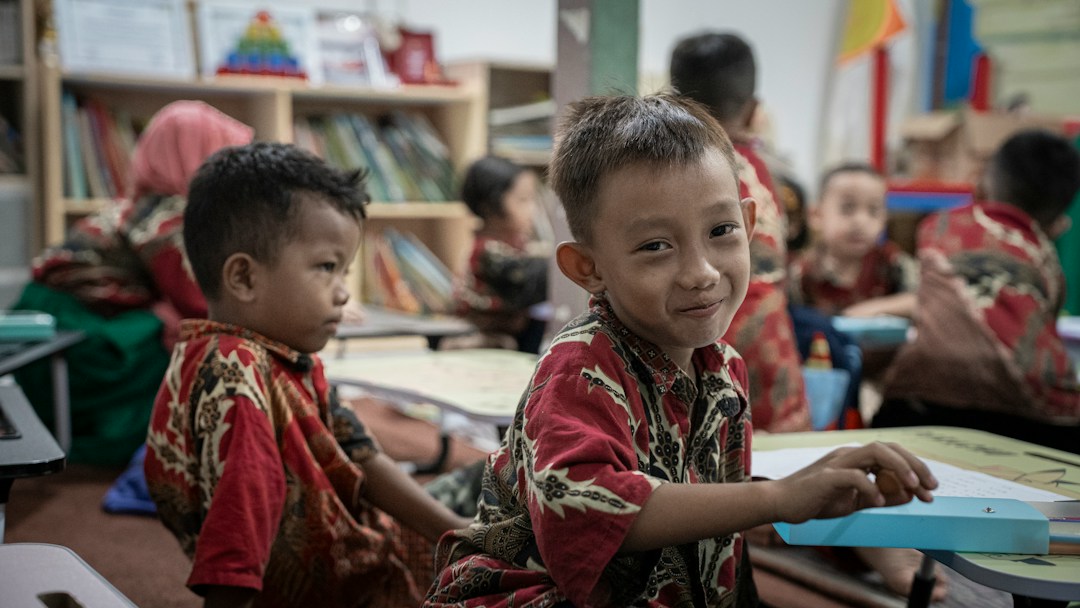 Siswa Indonesia berlatih contoh soal TKA 2026 di kelas modern