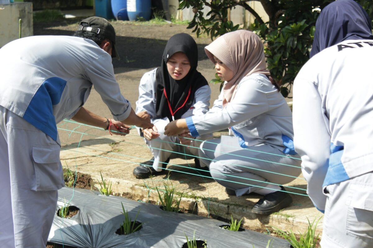 Pembelajaran berbasis STEM siswa Indonesia bekerja sama dalam projek kreatif di lingkungan modern