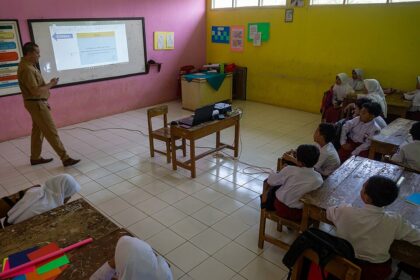 prompt AI media pembelajaran guru: siswa Indonesia belajar dengan media LCD proyektor