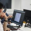Siswa berkolaborasi membaca data digital di layar dalam pembelajaran interaktif