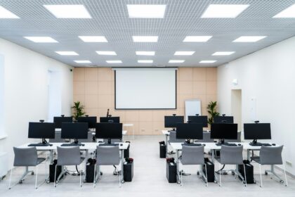 Ruang kelas modern dengan teknologi presentasi digital untuk membandingkan PID vs Proyektor