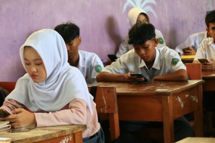 Pembelajaran Interaktif Menggunakan PID untuk siswa Indonesia di ruang kelas modern