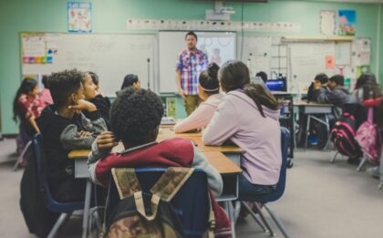 Apakah PID efektif untuk pembelajaran: guru dan siswa belajar menggunakan teknologi interaktif di kelas modern