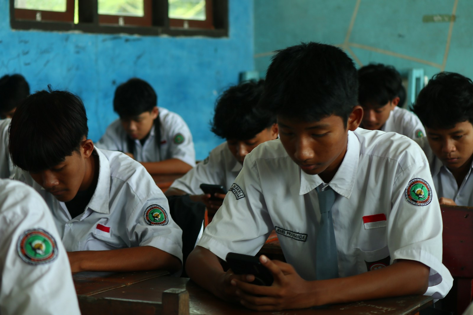 Siswa Indonesia aktif berkolaborasi menggunakan teknologi digital di kelas modern