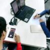 Siswa Indonesia belajar koding dan AI menggunakan perangkat digital di kelas modern