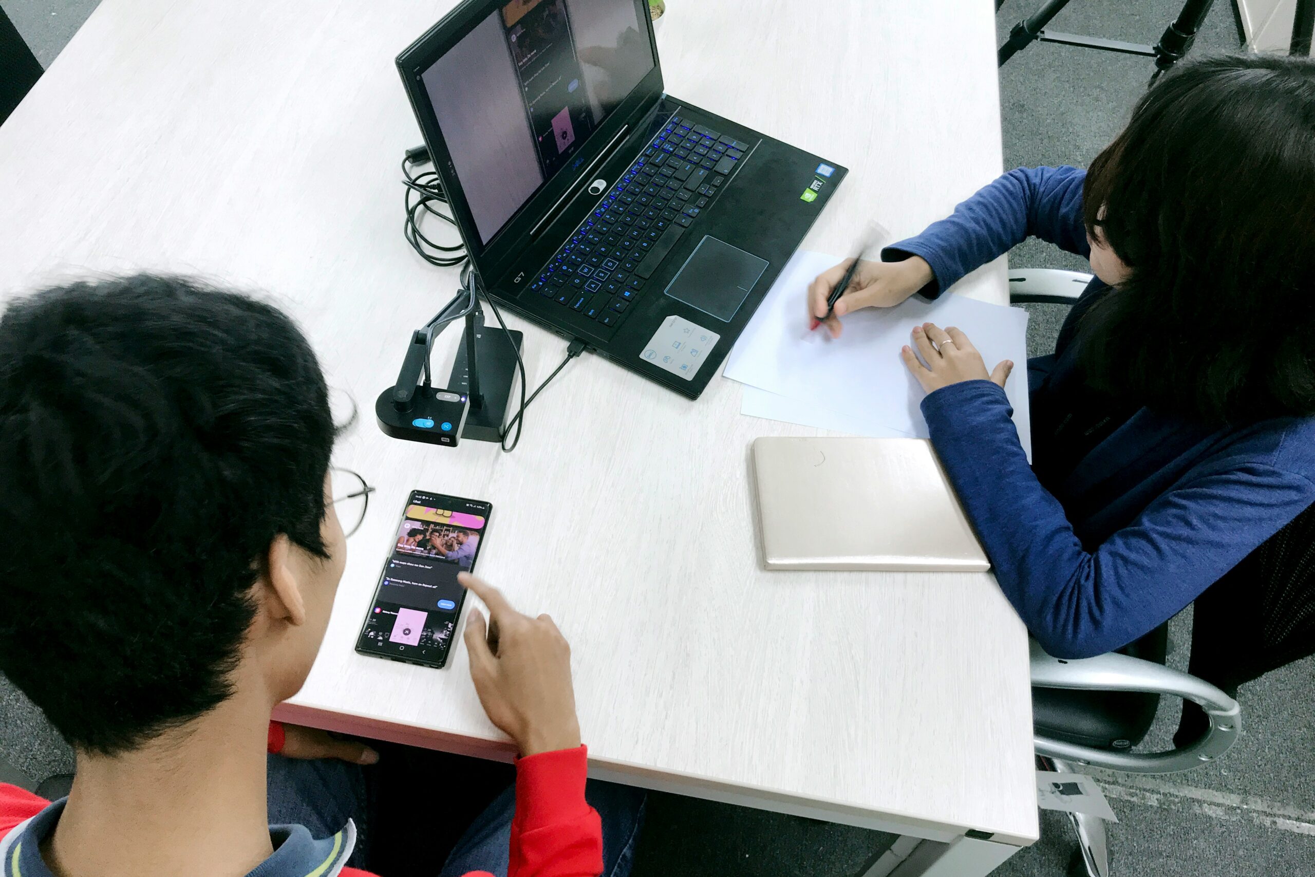 Siswa Indonesia belajar koding dan AI menggunakan perangkat digital di kelas modern