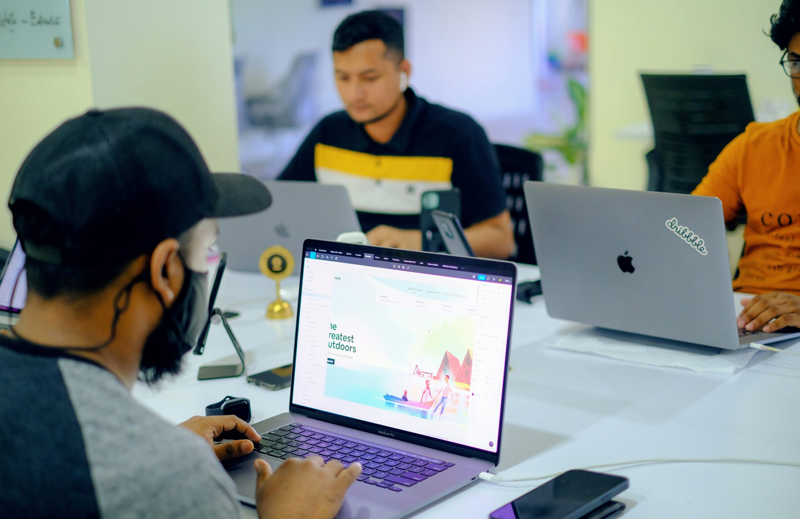 Siswa Indonesia menguji game edukasi digital di laptop dalam ruang belajar modern